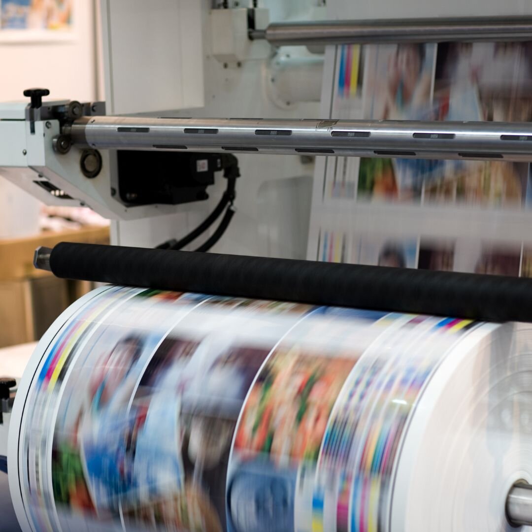 Eine Rolle Papier auf einer Druckerpresse