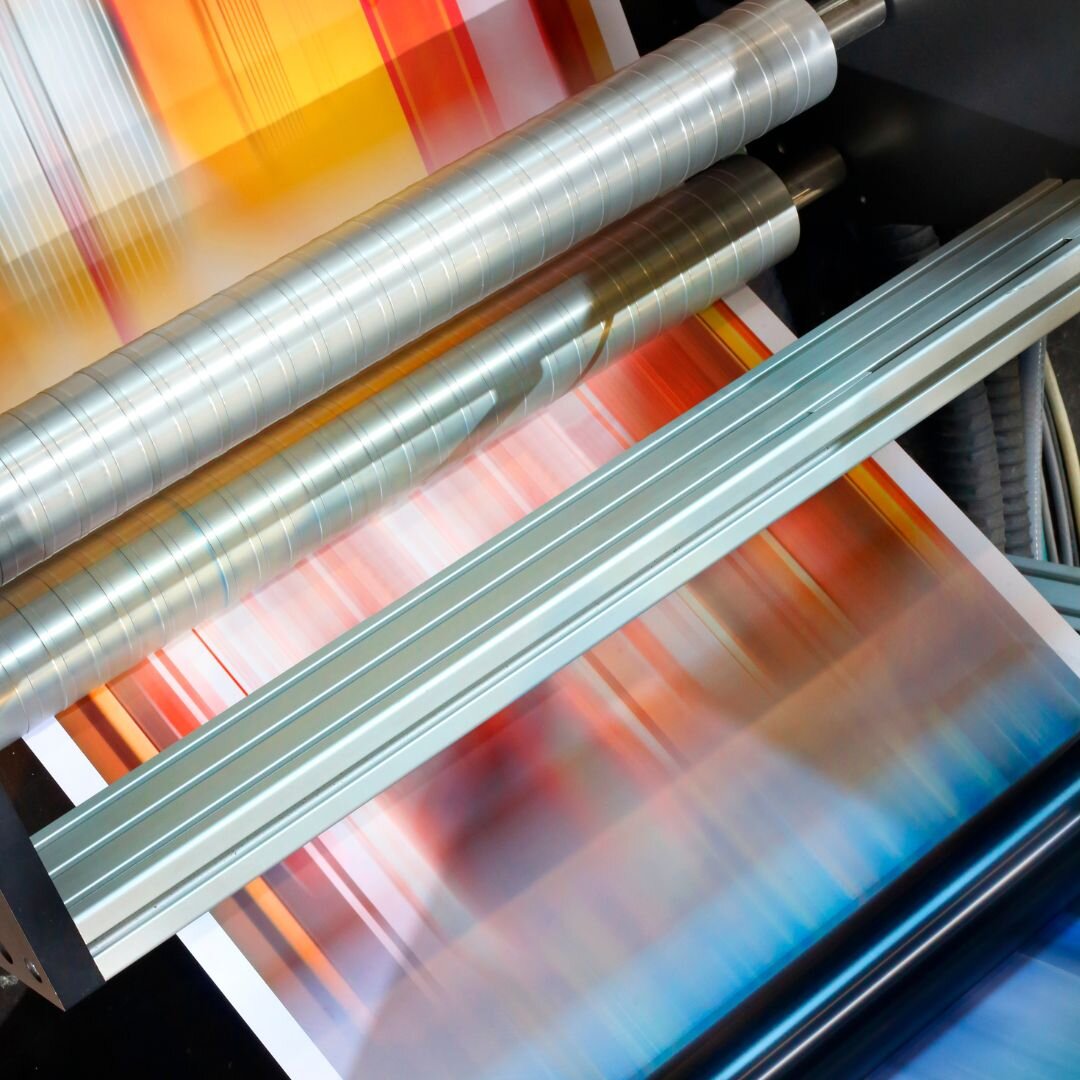 Ein Rolle Papier in einer Druckerpresse
