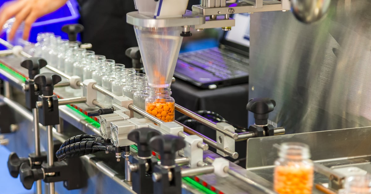 Tabletten werden durch einen Lohnabfüller verpackt