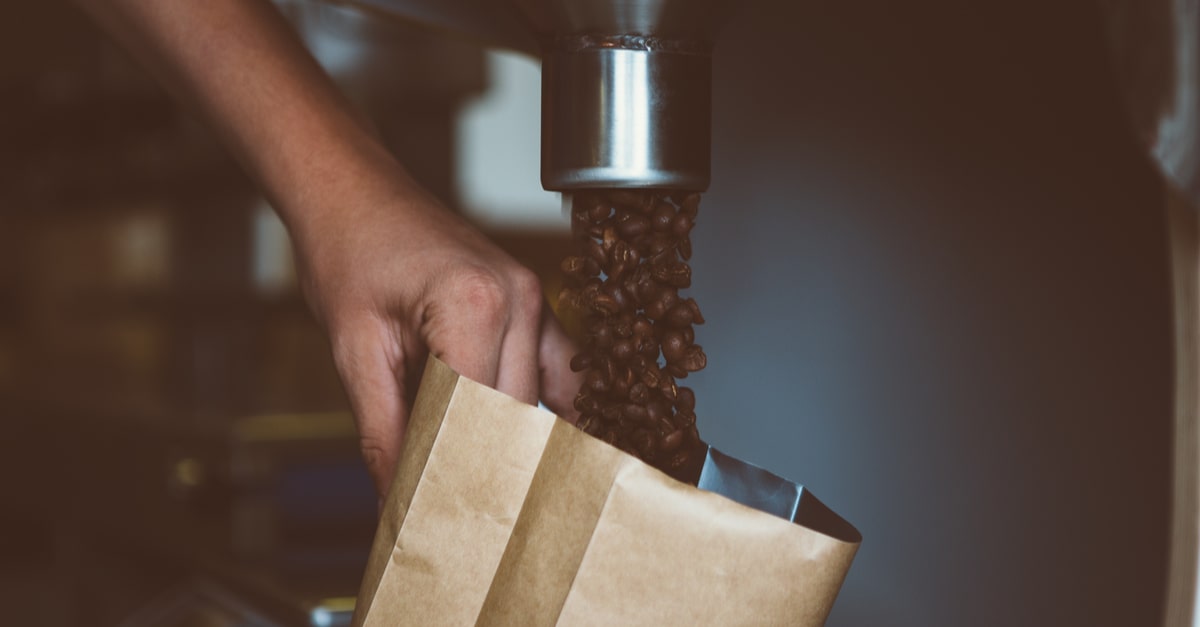 Kaffeebohnen werden in einen Aromaschutzbeutel abgefüllt